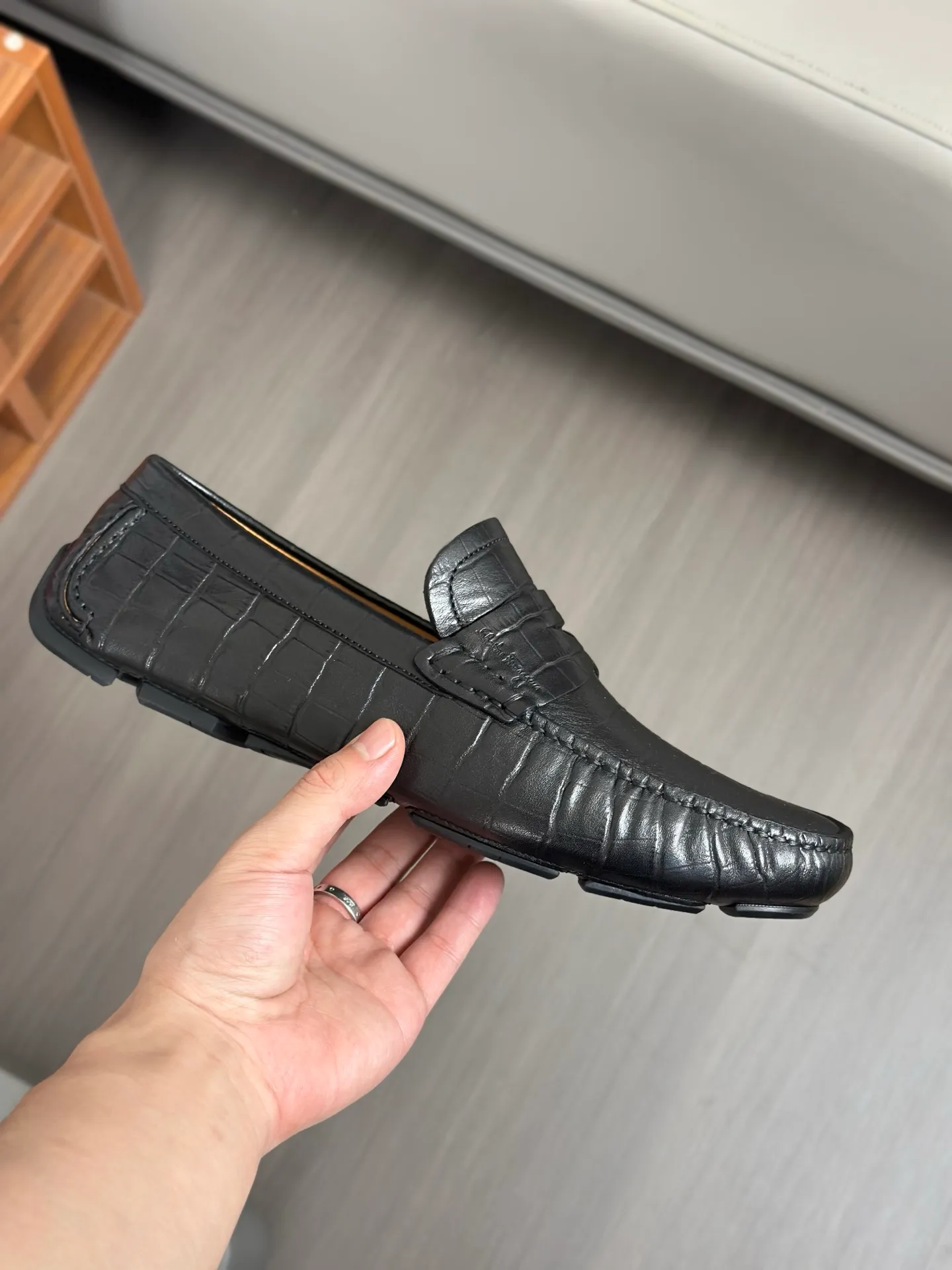 Batch 840, original order quality, new counter model, Ferragamo handmade men's driving shoes, bean shoes, slip-on shoes, lazy shoes, exquisite hand-stitching, workmanship details comparable to counters, original rubber outsole, imported cowhide from Italy, pressed water corrugated water-dyed cowhide lining, 39-44 large quantities in stock (38, 45 custom-made, non-refundable)